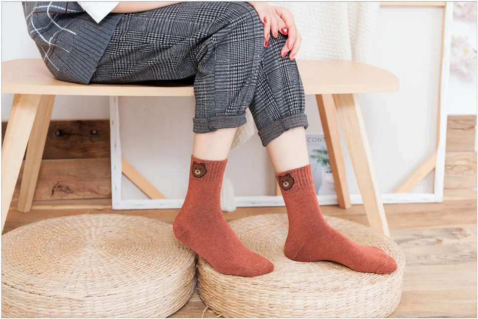 Зимние новые женские толстые теплые цветные носки с вышитым медведем, шерстяные модные носки, разноцветные хлопковые носки в стиле Харадзюку ретро высокого качества