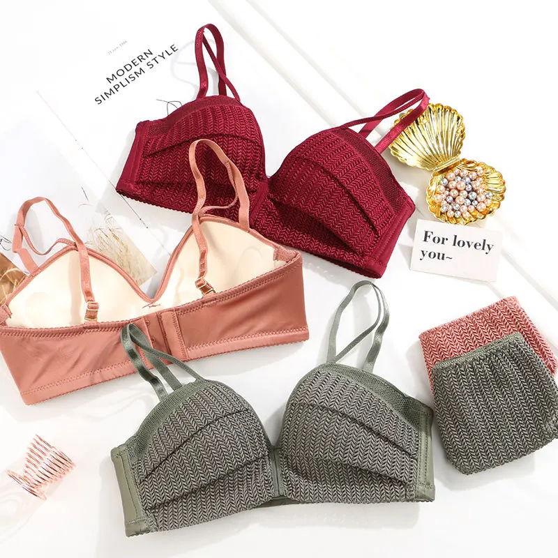 Комплект женского кружевного нижнего белья с вышивкой и чашками пуш ап|Комплекты