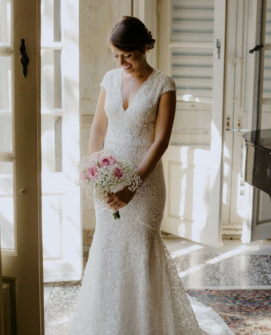 

Luxury Wedding Dress Mermaid V-Neck Cap Sleeve Lace Appliques Illusion Button Back Floor Length Sweep Train Bride Gown New