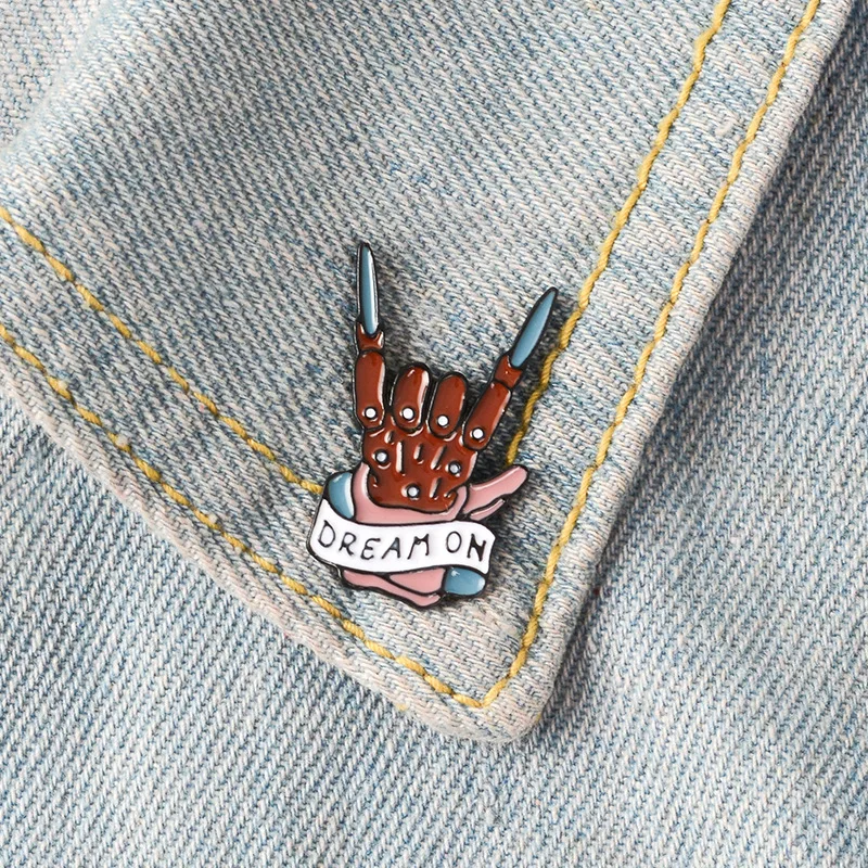 

Victory Gesture Dreamon Brooch for Men Women Shirt Collar Enamel Pins Broches Badge Pines Metalicos Jewelry Brosche Accessories