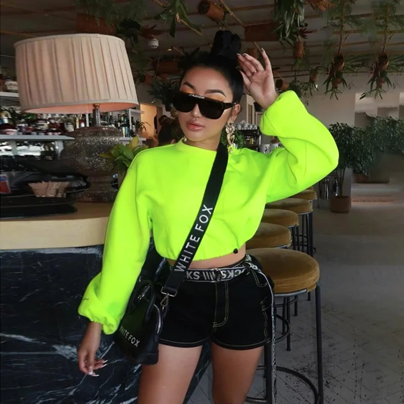 Женский укороченный топ неоново зеленого цвета с круглым вырезом и длинным