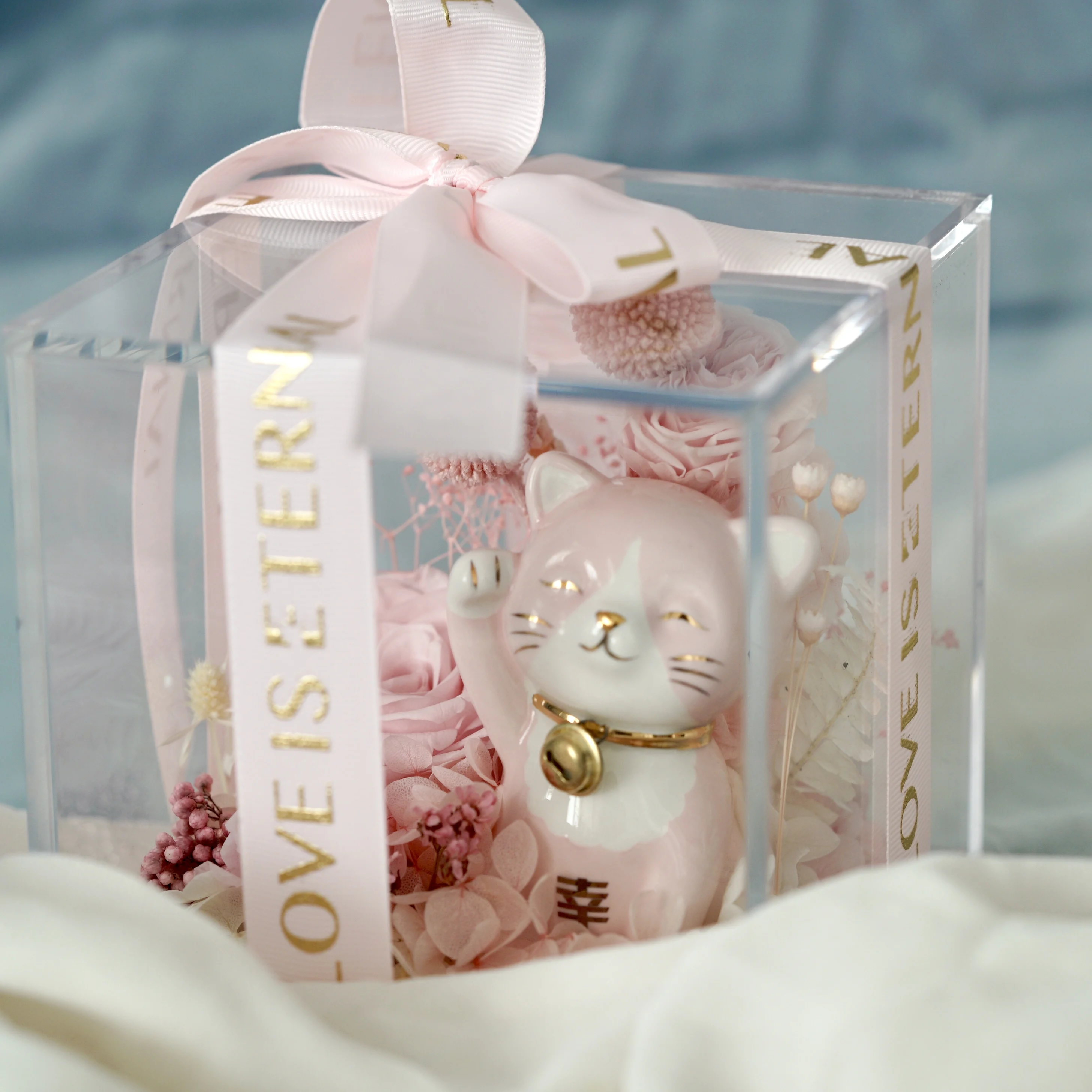 Счастливая кошка сохраняющая цветок розы бессмертный стеклянная коробка