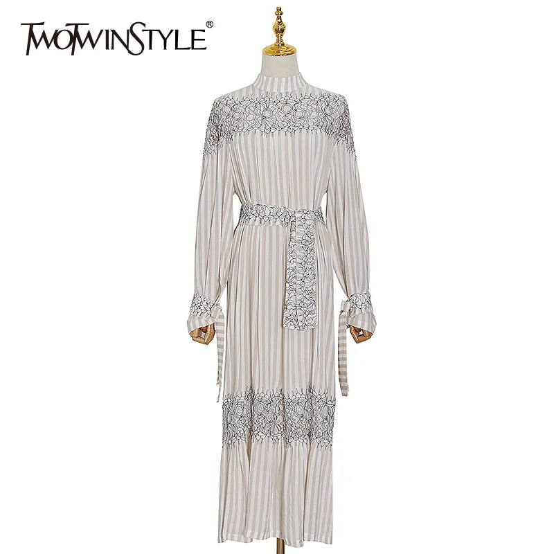 Женское миди платье в полоску TWOTWINSTYLE Осеннее белое лоскутное с воротником