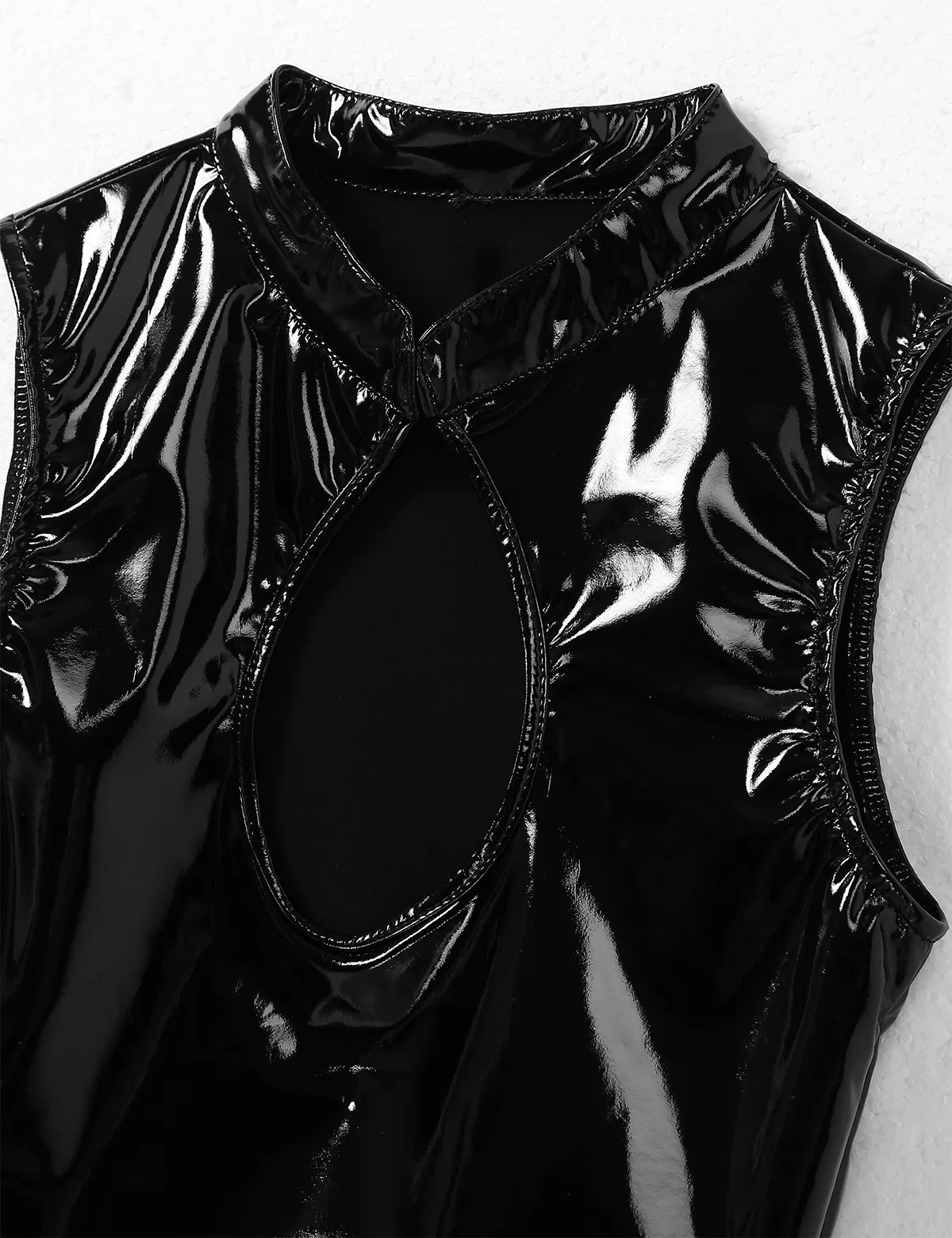 Женский укороченный топ из лакированной кожи с вырезом спереди и вырезами для