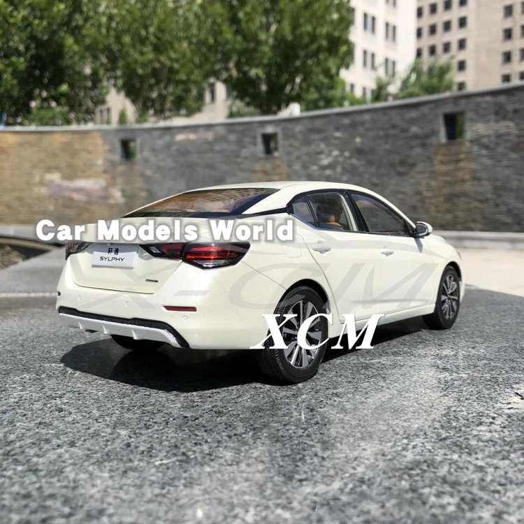 Литая под давлением модель автомобиля для Sylphy 1:18(белый)+ маленький подарок