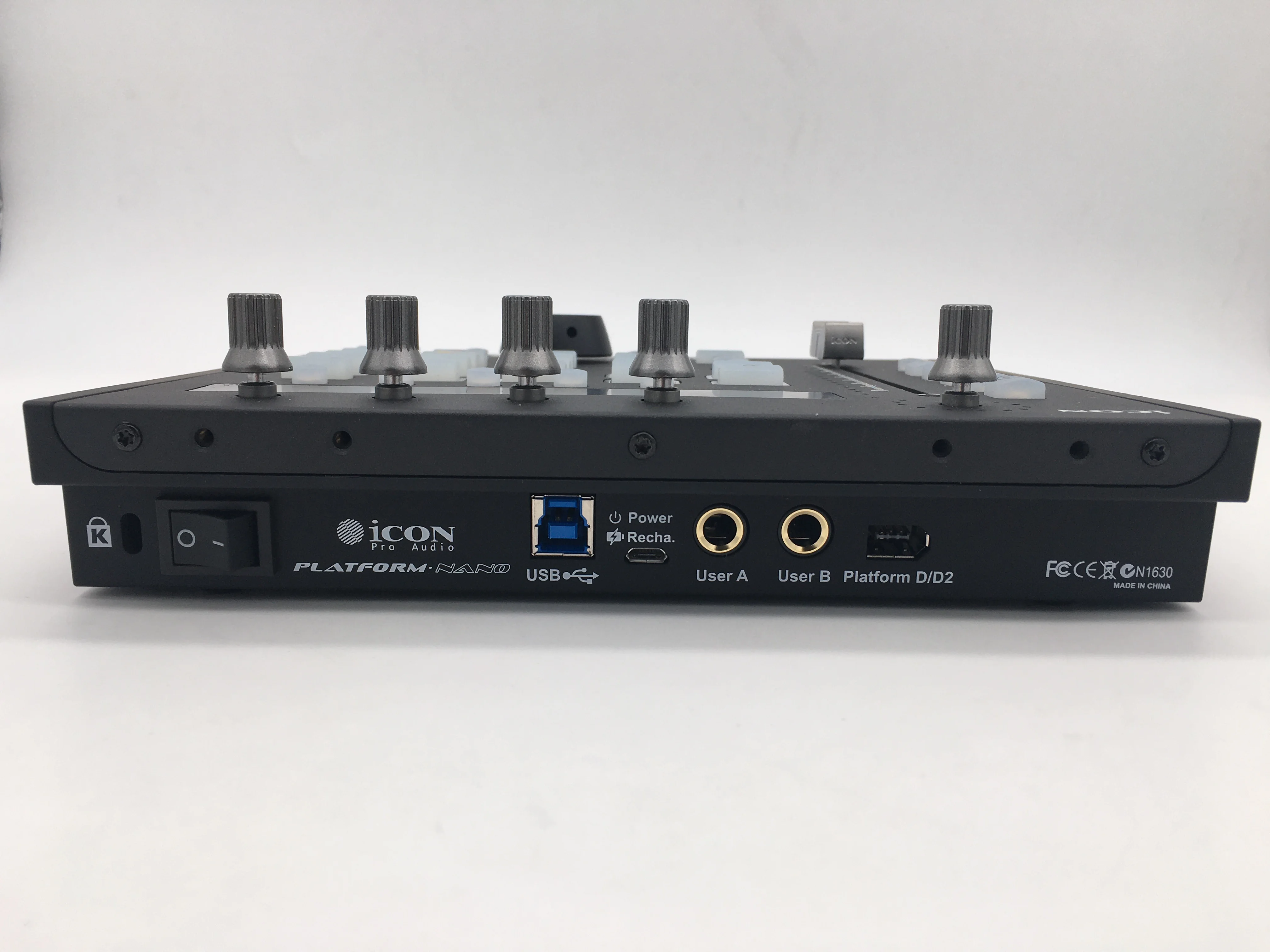 Контроллер iCON Platform Nano DAW USB MIDI/аудио контроллер с моторизованным фейдером для