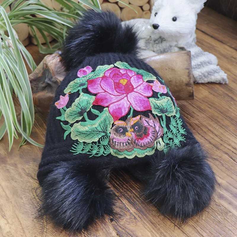 

Winter Knitted Beanies Hats Hand Embroidery Soft Knitted Thick Warm Furry Balls Pompom Fashion Pretty Flowers Cap for Women