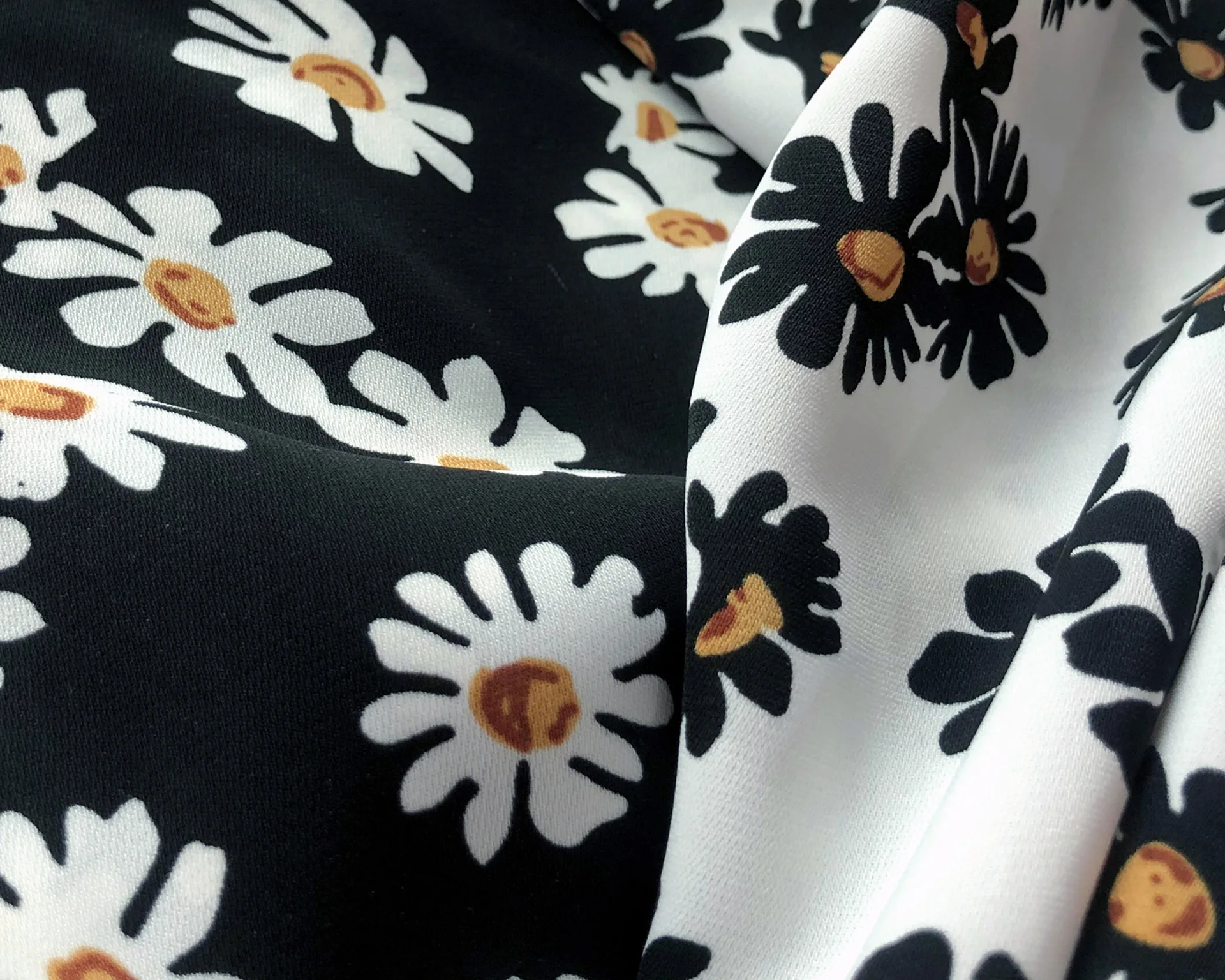 Женская юбка миди с цветочным принтом и ромашками эластичная на молнии высокой