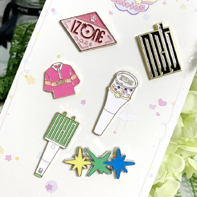

Korean popular idol group KPOP with the same style of support brooch badges independent packaging around the concert