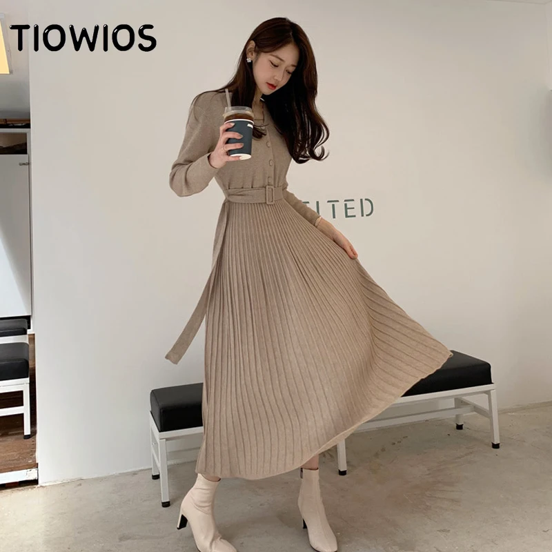 

Женское трикотажное платье с V-образным вырезом и поясом