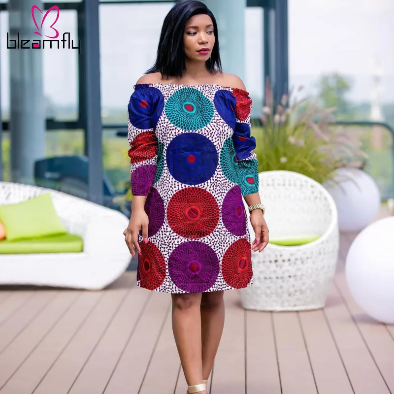 Осеннее женское платье с геометрическим рисунком и черными дырками открытыми