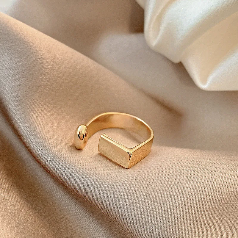Женское металлическое кольцо с открытым дизайном золотистое геометрическим