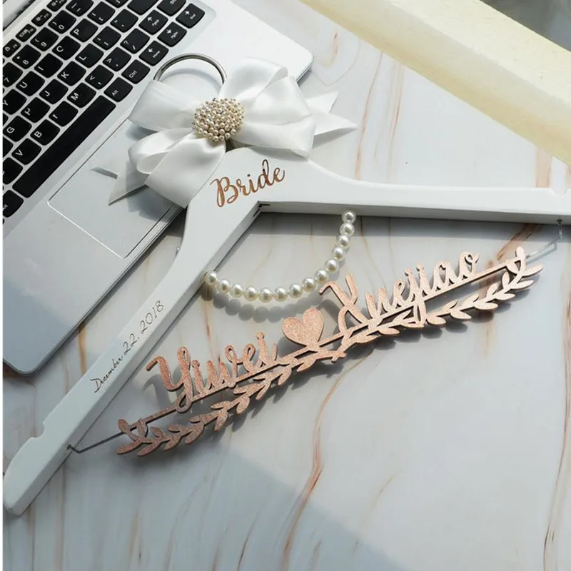 Гравированное для невесты вешалка костюмированной вечеринки с бантом