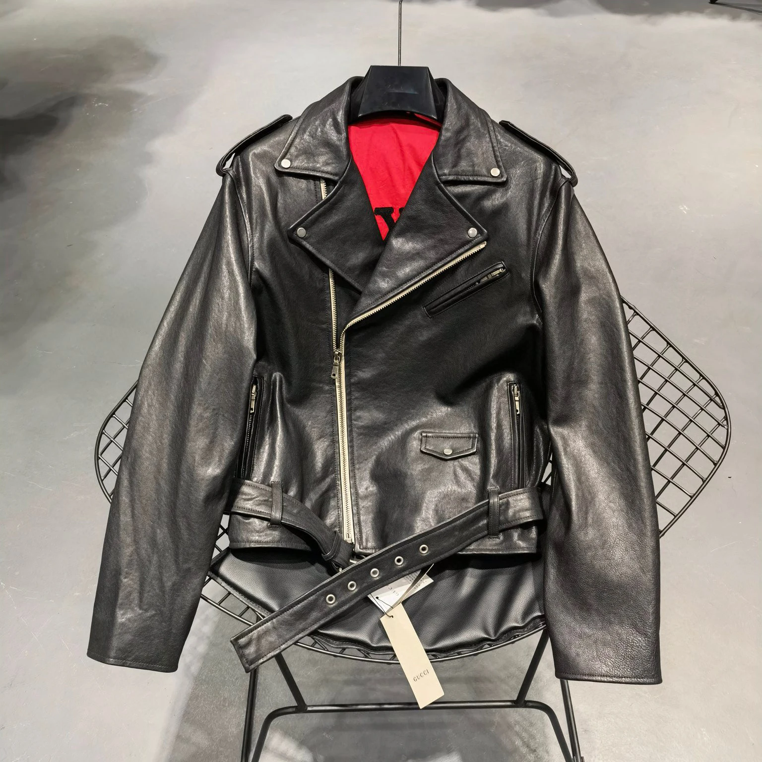 

Andonaimi 2021, локомотив с лишним весом, кожаная куртка из овечьей кожи