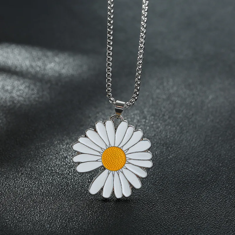 

Notched Daisy Pendant Necklace Stainless Steel Cuban Hiphop Chain Jewelry Gift for Man and Woman Rap Rock Music Band Bar Concert
