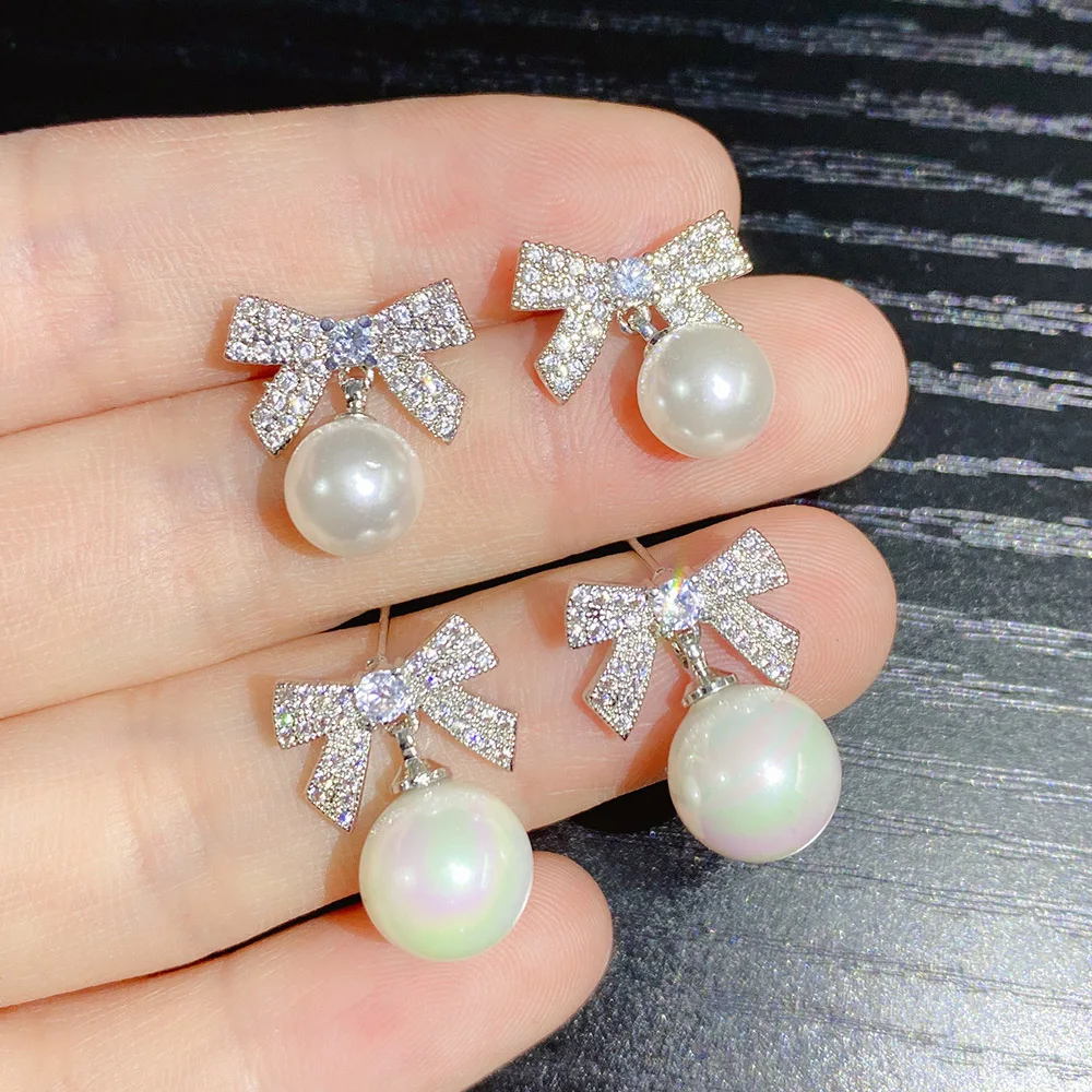 Женские дизайнерские серьги гвоздики серебристого цвета украшенные жемчугом и