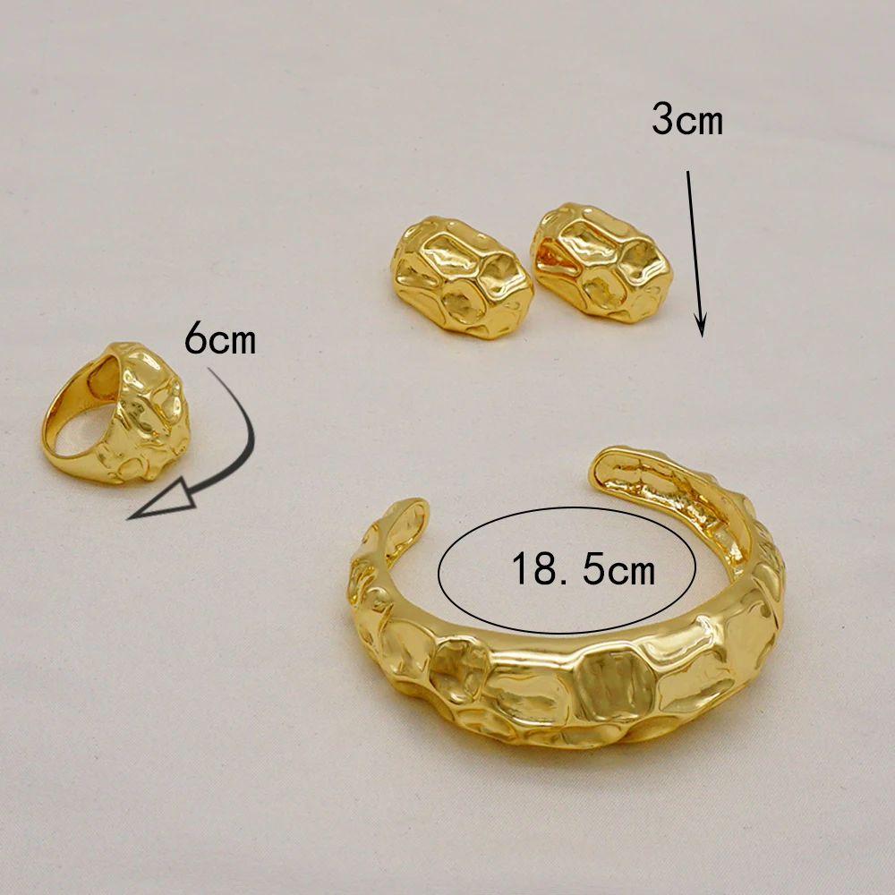 Комплект из колье браслета и сережек |