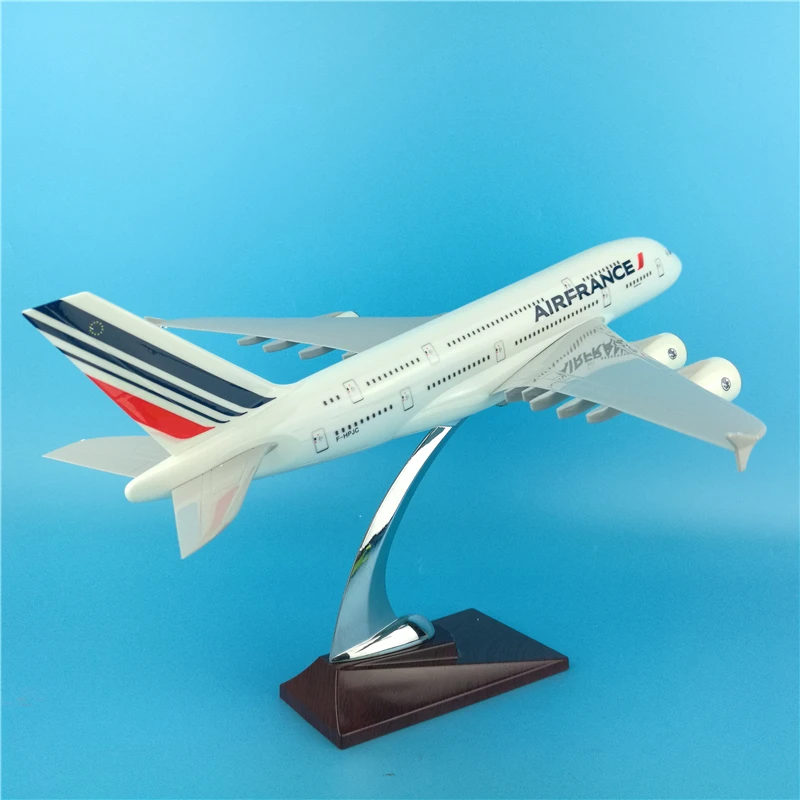 Модель самолета из литого пластика масштаб 1:200 36 см | Игрушки и хобби