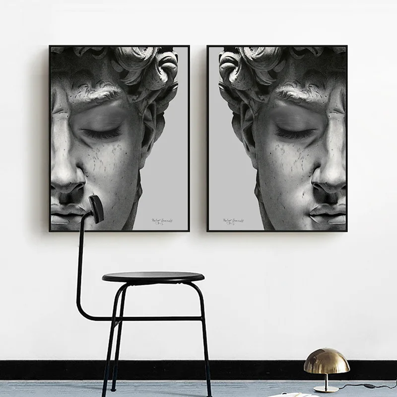 Бело черное лицо Давида с закрытыми глазами скульптура на теле современное