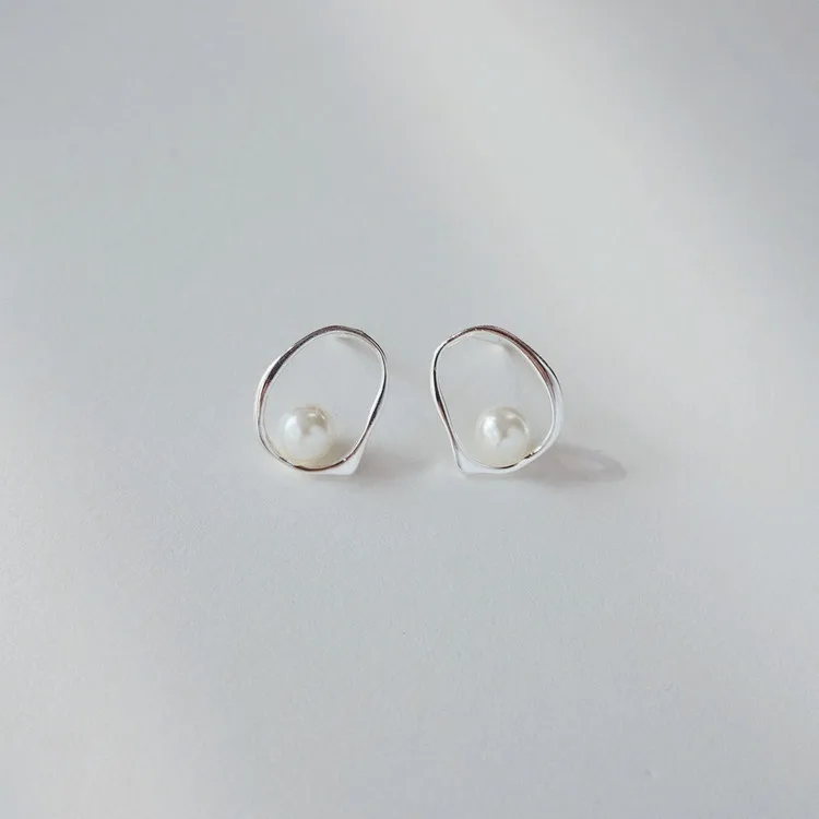 

Korean Temperament Irregular Hollow Earrings Fashion Personality Geometric Imitation Pearl Earrings for Women Simple Ear Jewelry