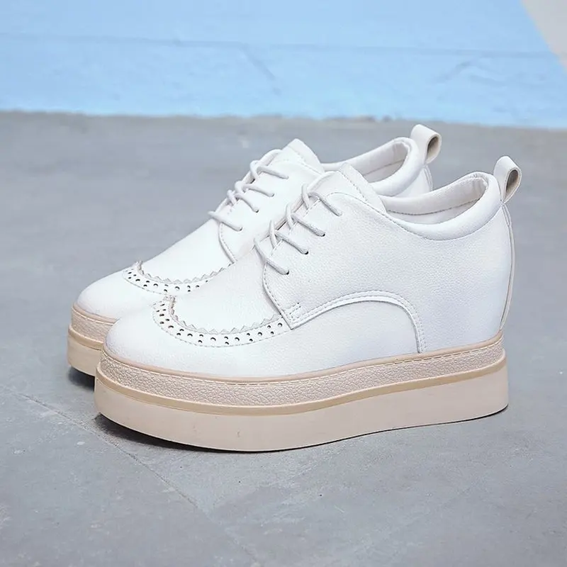 Новинка Женская обувь Кожаные кроссовки на толстой платформе со шнуровкой