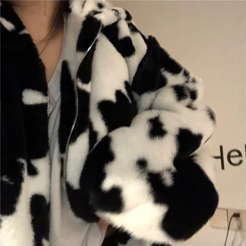 Женская зимняя утепленная куртка на молнии с капюшоном и принтом коровы - купить