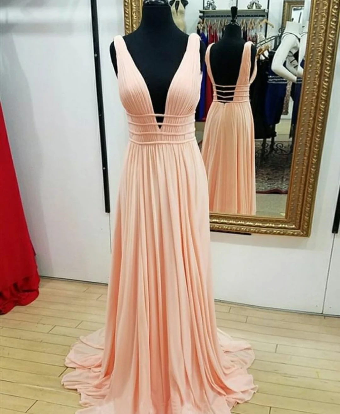 Женское длинное вечернее платье розовое плиссированное трапеция с V образным