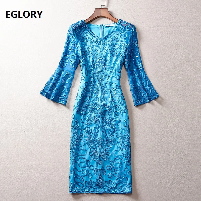 Женское вечернее платье с V-образным вырезом оранжевое облегающее аппликацией и