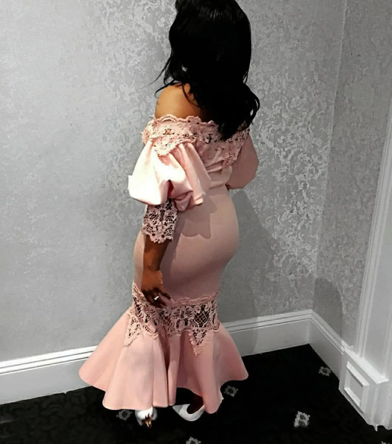 Женское длинное офисное платье с открытыми плечами цветочным кружевом и