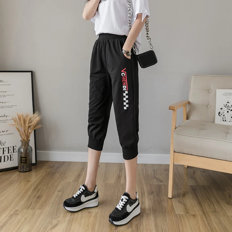 

Модные новые летние корейские спортивные брюки до теленка женские свободные с буквенным принтом с эластичной резинкой на талии женские пов...