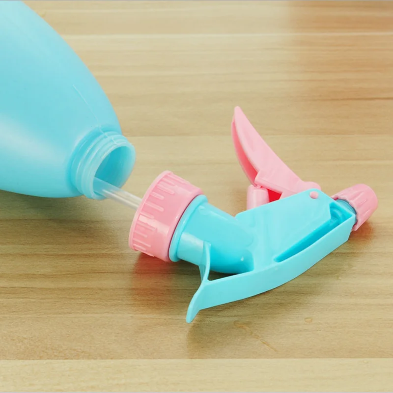 Совершенно новая пластиковая пустая бутылка-распылитель для воды карамельного