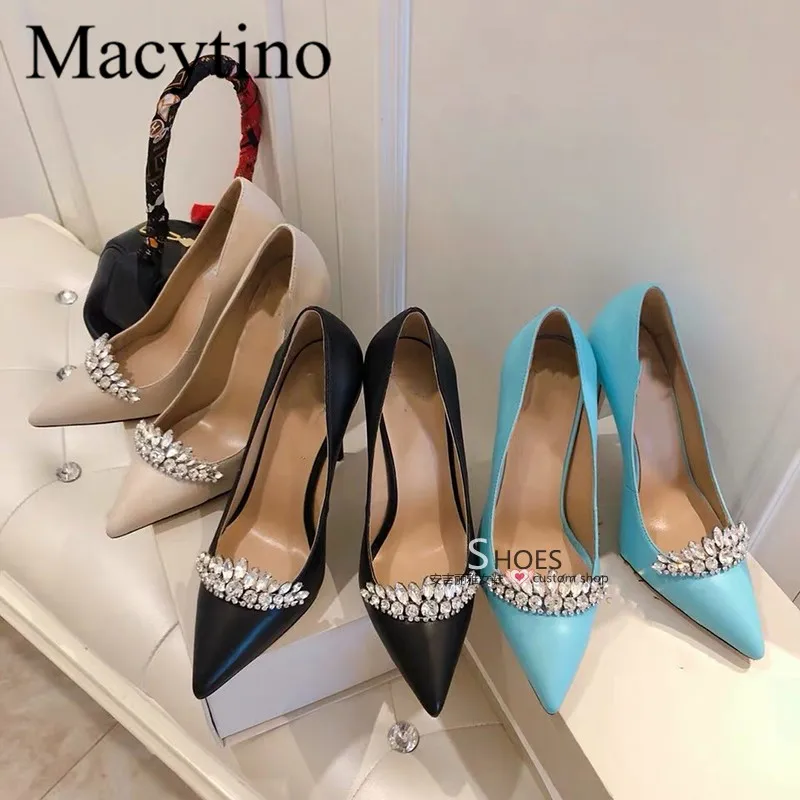 Небесно голубые свадебные туфли с острым носком на высоком каблуке украшенные