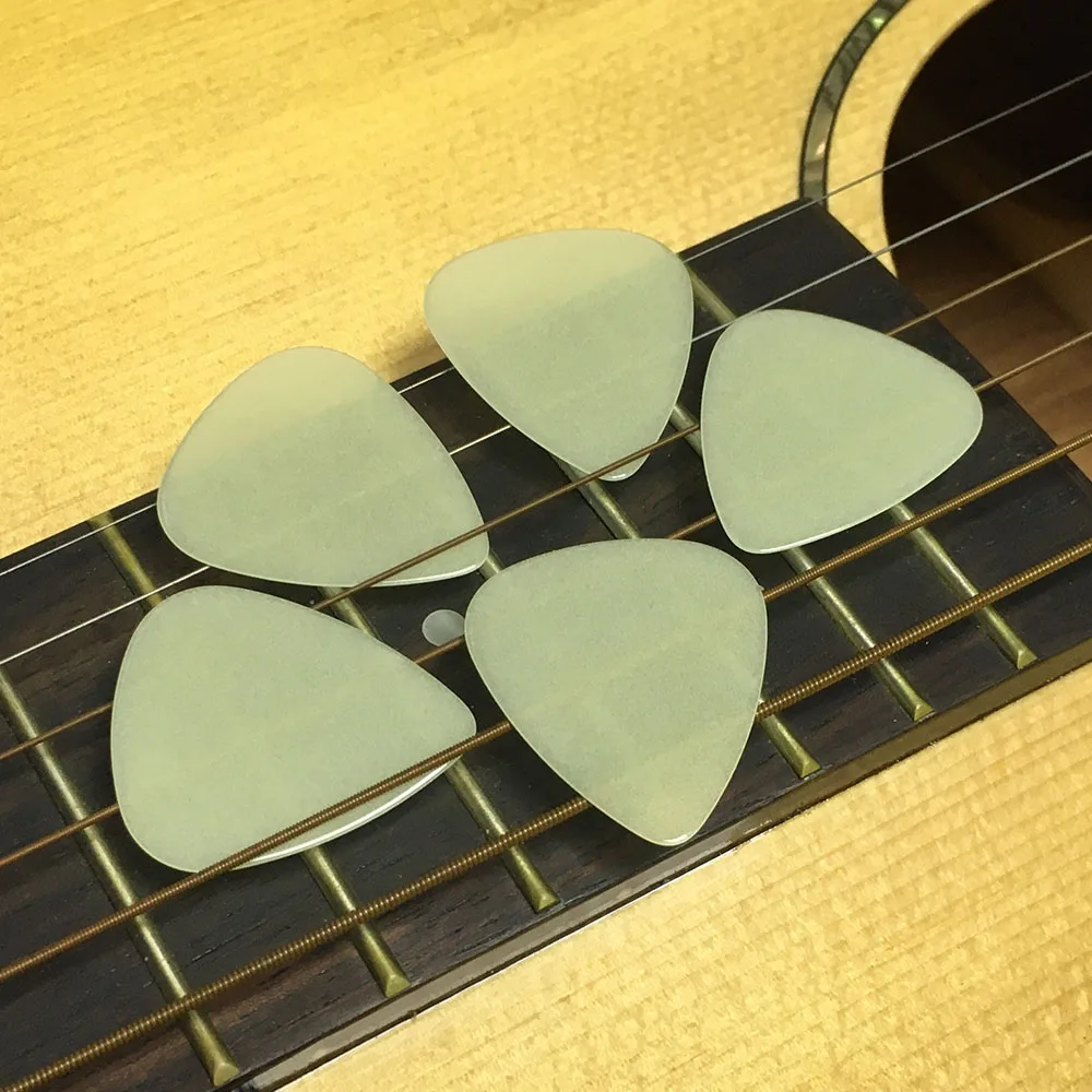 Много 100 шт светится в темноте целлюлоидная гитара выбирает Средний размер 0 71