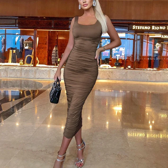 Женское облегающее платье без рукавов длинное до середины икры с рюшами и