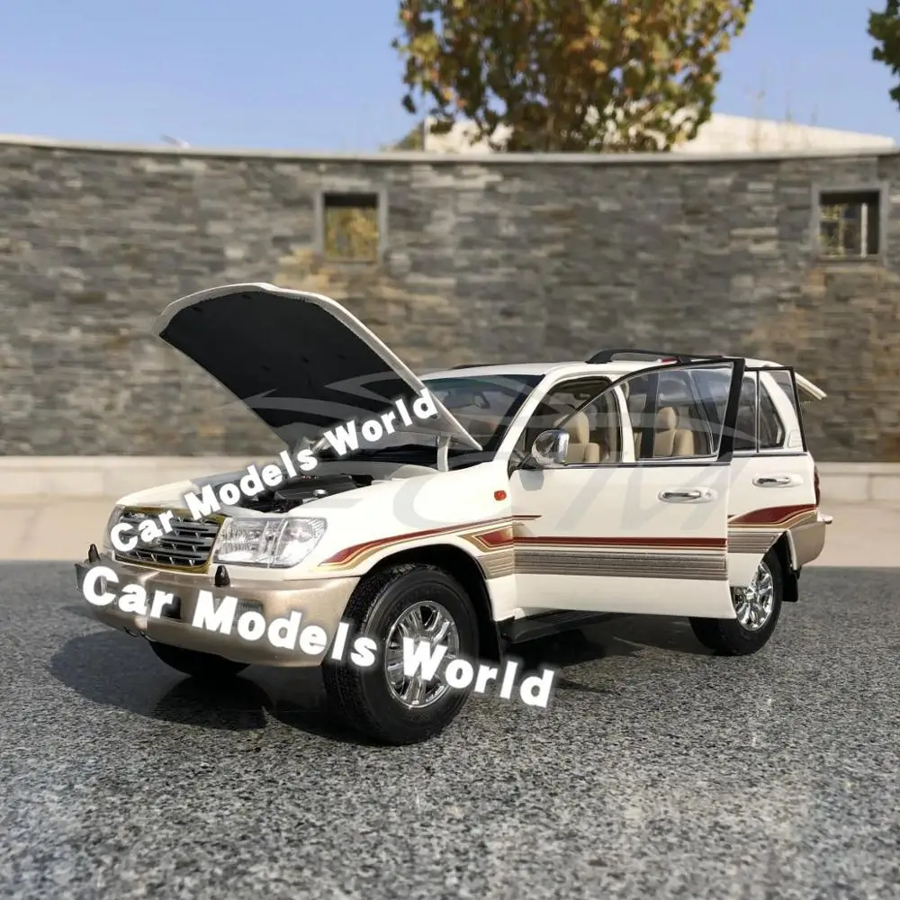 Модель литая автомобиля для кроссовера LC100 1:18 (белый) + небольшой подарок! |