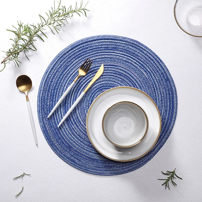 Скандинавские круглые противоскользящие подставки для напитков изолированные