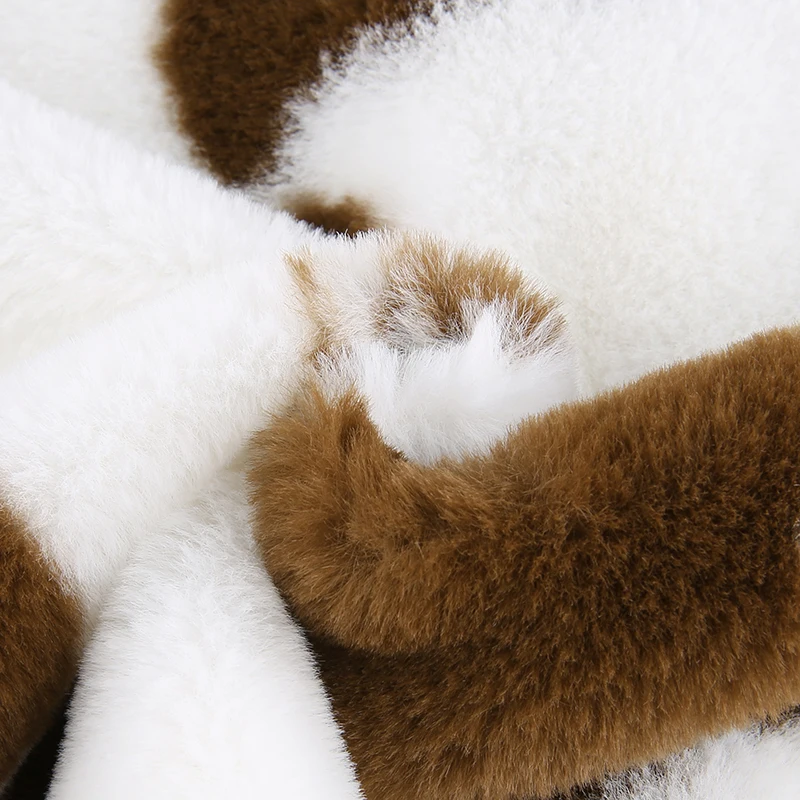 

2021 Woman Autumn WinterHigh Street Faux Fur Oversized Coat Casual Teddy Bear Warm Coat Fashion Lapel Short Fluffy Coat