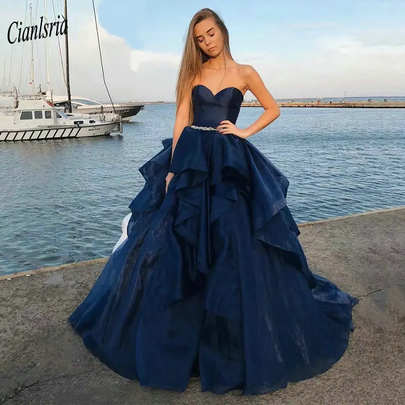 

Simple Navy Blue Tiered Skirt Organza Ball Gown Quinceanera Dresses With Crystals Sashes Sleeveless Sweet 16 Prom Party Dresses