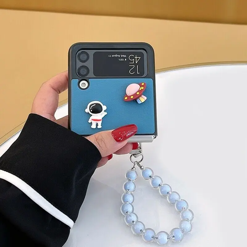 

Кожаный чехол для Samsung Galaxy Z Flip3 с изображением астронавта и космического корабля