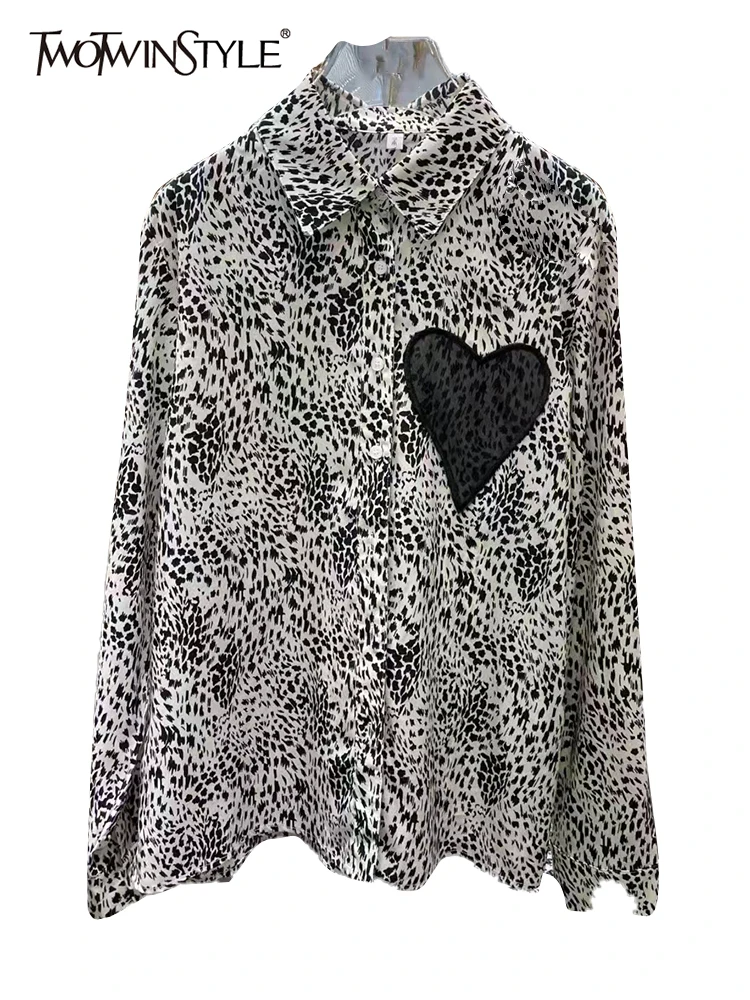 

Женская леопардовая блузка TWOTWINSTYLE, осенняя Повседневная Блузка с отложным воротником, длинными рукавами и открытым сердечком, 2021