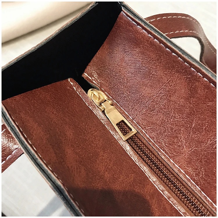 

Autumn and winter foreign style women 2020 fashion new fashion fashion Korean version versatile messenger bag wide shoulder stra