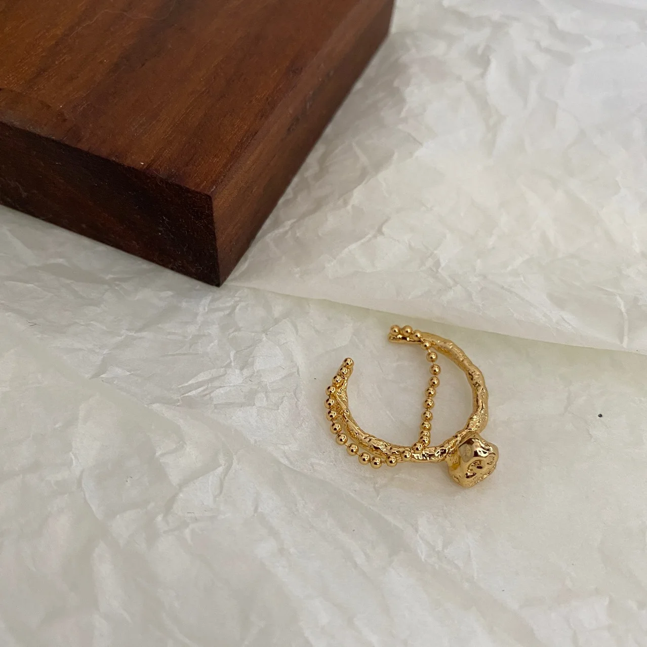 

Дизайнерское асимметричное кольцо из бисера с цепочкой из оловянной фольги