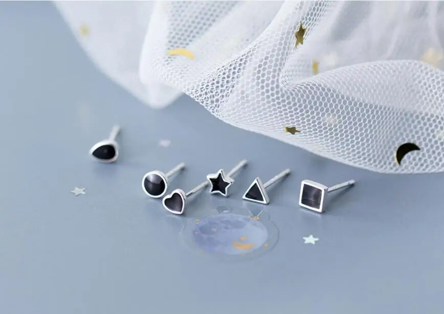 Женские квадратные серьги-гвоздики в форме сердца с черной звездой из