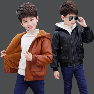 Куртка из искусственной кожи с капюшоном для мальчиков, куртка из искусственной кожи на бархатной подкладке, с большими карманами, 2021