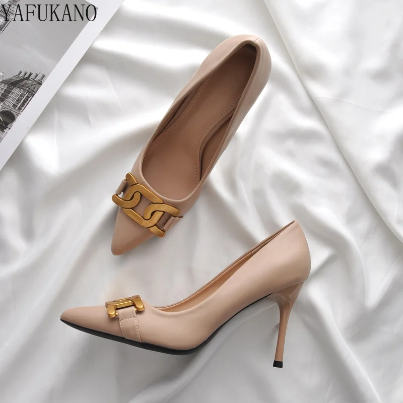 Женские туфли-лодочки с острым носком на высоком каблуке металлической пряжкой |