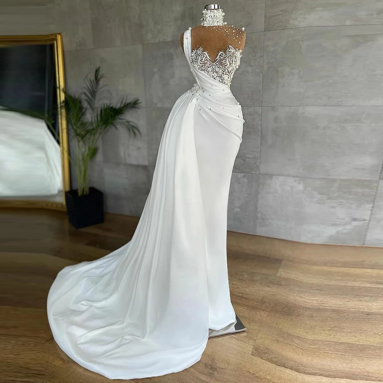 

Elegant White Beaded High Neck Evening Gowns Lace Appliques Sleeveless Ruched Sweep Train Prom Dresses Women Formal Party Dress