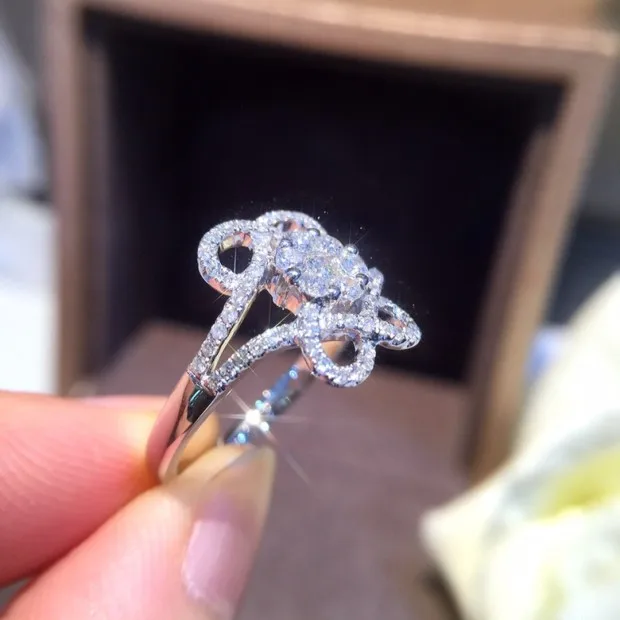 Кольцо из чистого золота 18 карат с натуральными бриллиантами красивое кольцо