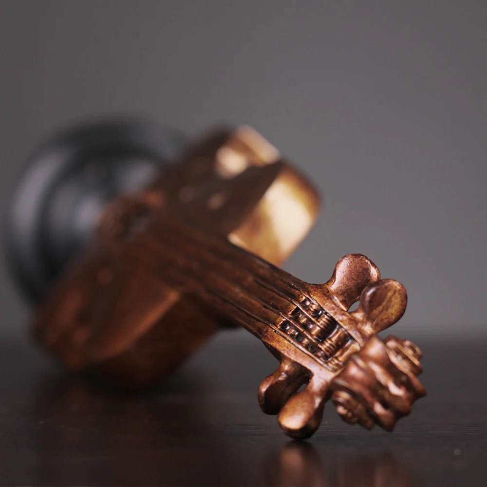 Статуя музыкального инструмента в стиле ретро саксофон скрипка смола скульптура