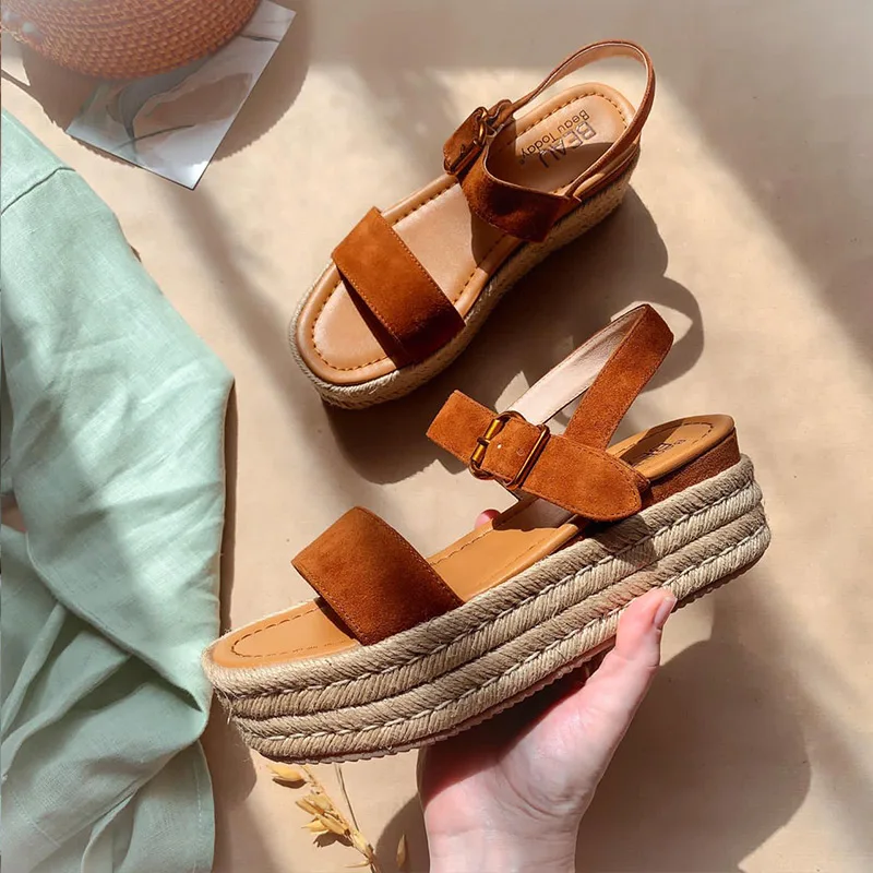 Босоножки-гладиаторы женские из замши на платформе с ремешком сзади летние 32071 |