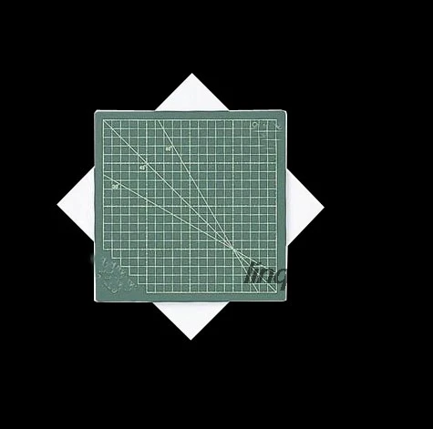 

Rotary cutting board for high-grade patchwork cutting